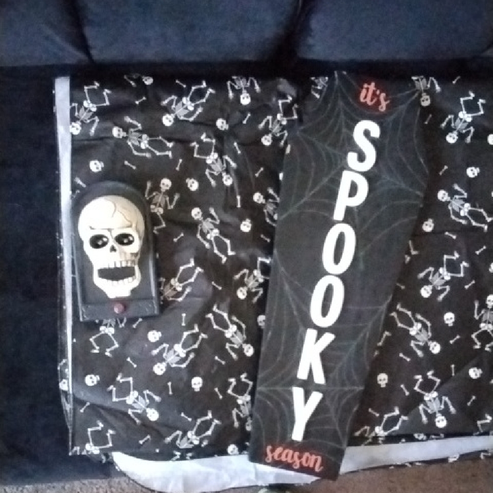 Spooky Halloween Wall Sign with Skeleton Decor Lot 3